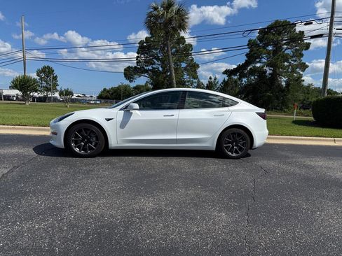 Used 2018 Tesla Model 3 Mid Range RWD image 2