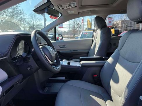 Certified 2024 Toyota Sienna Limited image 19