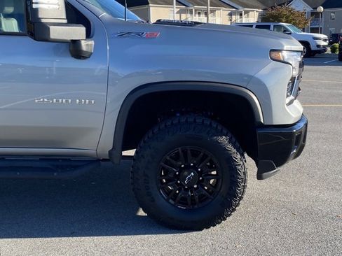 Used 2024 Chevrolet Silverado 2500 ZR2 w/ Technology Package image 9