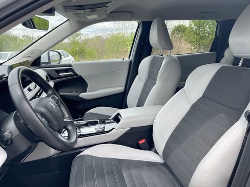 Used 2025 Mitsubishi Outlander AWD image 10