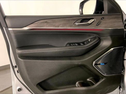 Used 2022 Jeep Grand Cherokee Overland w/ Luxury Tech Group IV image 24