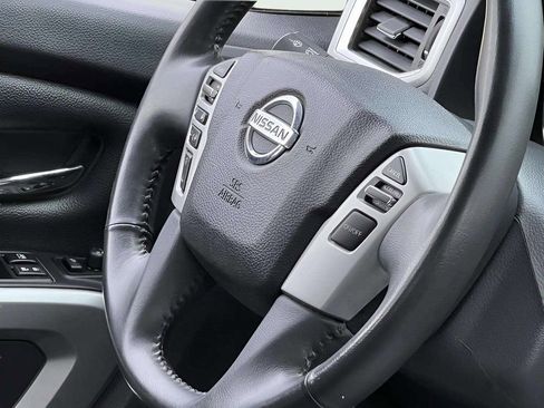 Used 2017 Nissan Titan SL image 32