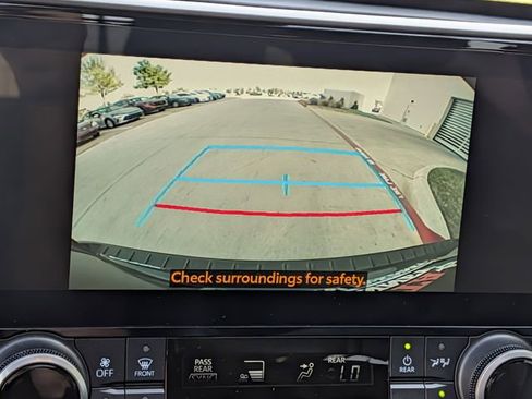 Used 2023 Toyota Highlander XLE FWD image 19