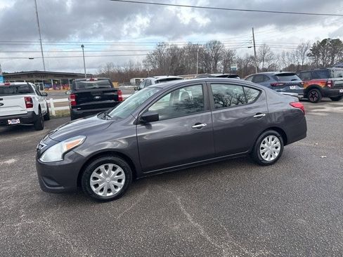 Used 2015 Nissan Versa SV image 2