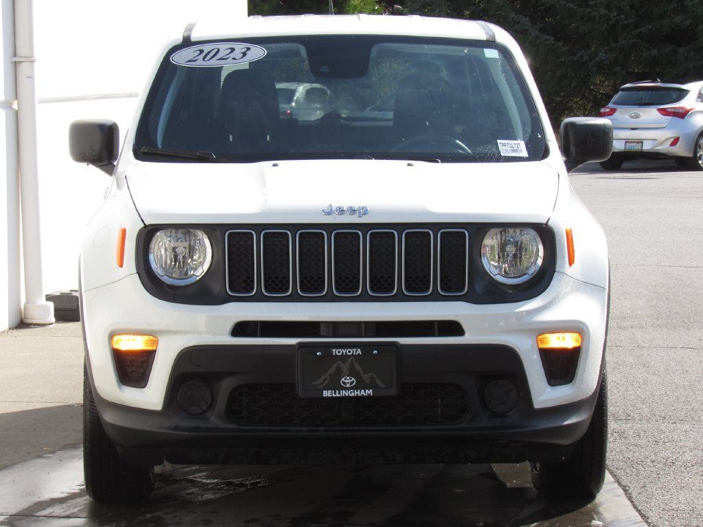 Used 2023 Jeep Renegade Latitude AWD/4WD image 3
