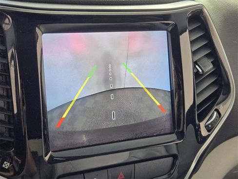 Used 2019 Jeep Cherokee Limited image 19