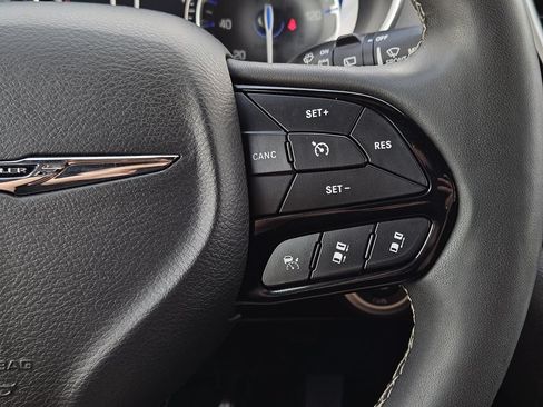 Used 2024 Chrysler Pacifica Touring FWD image 33