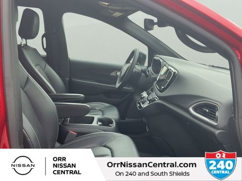 Used 2025 Chrysler Pacifica Select FWD image 23