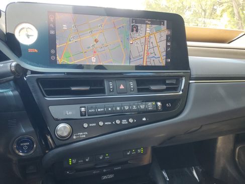 Certified 2022 Lexus ES 300h w/ Premium Package image 28