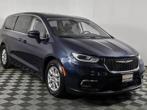 Used 2023 Chrysler Pacifica Touring-L FWD image 11
