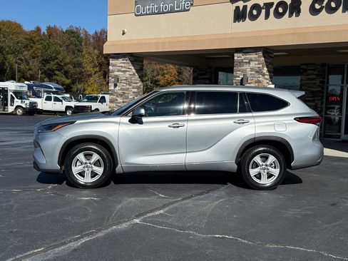 Used 2021 Toyota Highlander L image 2
