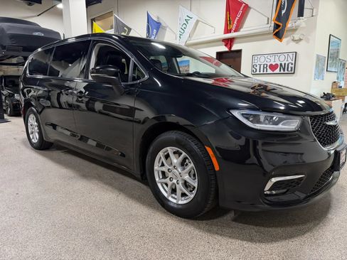 Used 2023 Chrysler Pacifica Touring-L FWD image 14