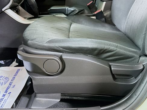 Used 2010 Ford Focus SE FWD image 17