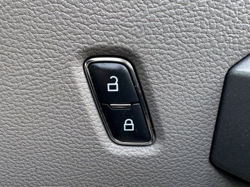 Used 2015 Ford F150 XLT image 38