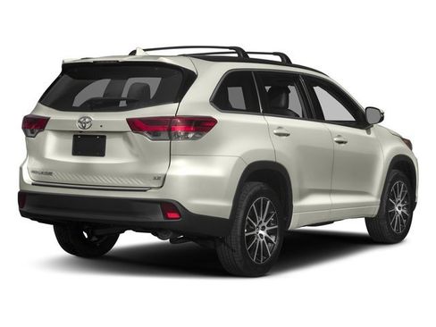 Used 2018 Toyota Highlander XLE FWD image 3