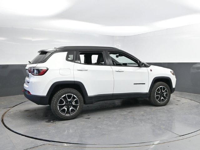 Used 2025 Jeep Compass Trailhawk AWD/4WD image 2