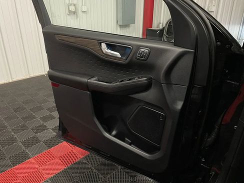 Used 2020 Ford Escape Titanium image 27