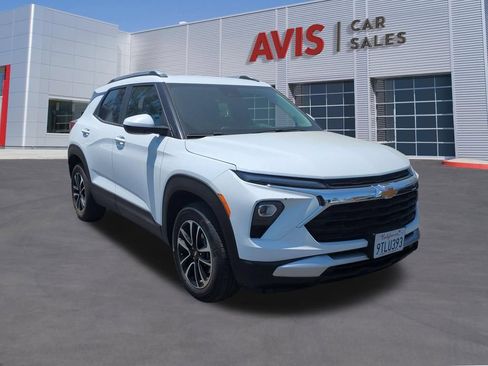 Used 2025 Chevrolet TrailBlazer LT AWD/4WD image 3