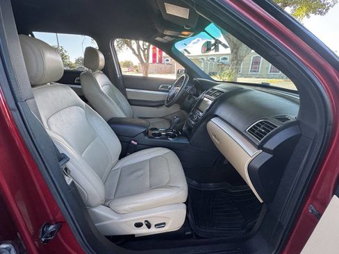 Used 2016 Ford Explorer XLT w/ Equipment Group 202A image 3