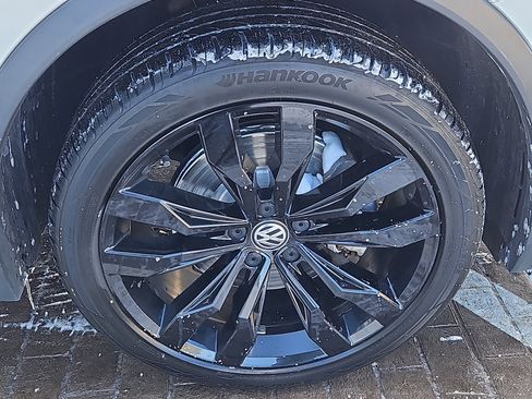 Used 2021 Volkswagen Tiguan SE R-Line image 29