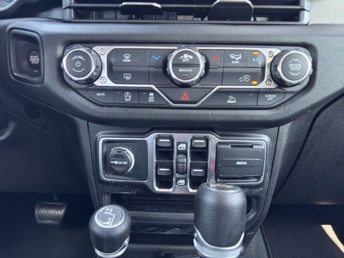 Used 2024 Jeep Wrangler Unlimited Sport AWD/4WD image 25