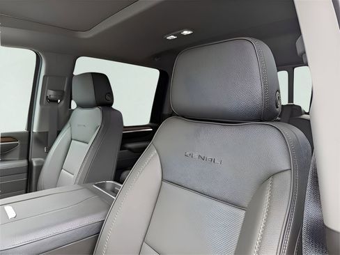 New 2025 GMC Sierra 2500 Denali w/ Denali Reserve Package image 10