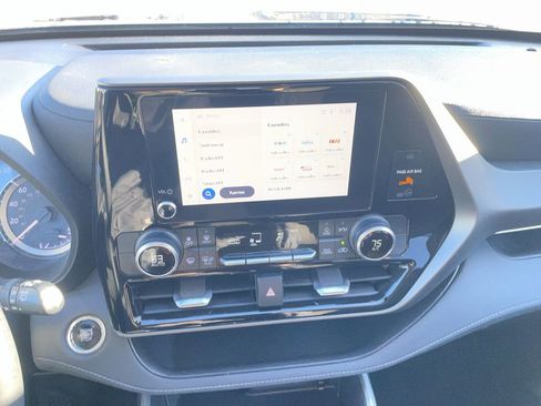 Used 2023 Toyota Highlander LE FWD image 18