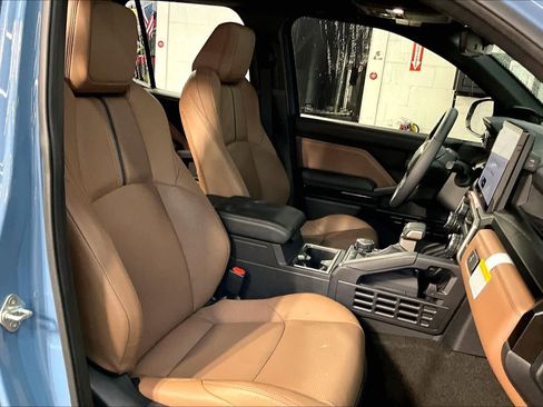 Used 2025 Toyota 4Runner Limited AWD/4WD image 9