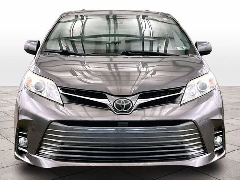 Used 2020 Toyota Sienna XLE w/ XLE Navigation Package AWD/4WD image 3