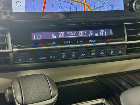 Used 2024 Toyota Sienna Limited image 18