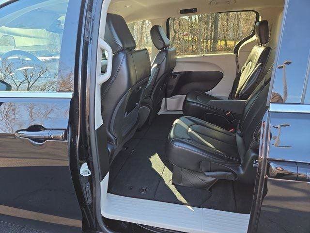 Used 2024 Chrysler Pacifica Touring-L FWD image 25