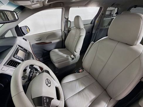 Used 2013 Toyota Sienna XLE image 5