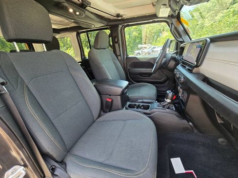 Used 2024 Jeep Wrangler Unlimited w/ Convenience Group AWD/4WD image 16