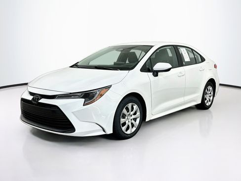 Used 2025 Toyota Corolla LE FWD image 3