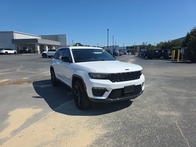 Used 2023 Jeep Grand Cherokee Limited w/ Black Appearance Package AWD/4WD image 8