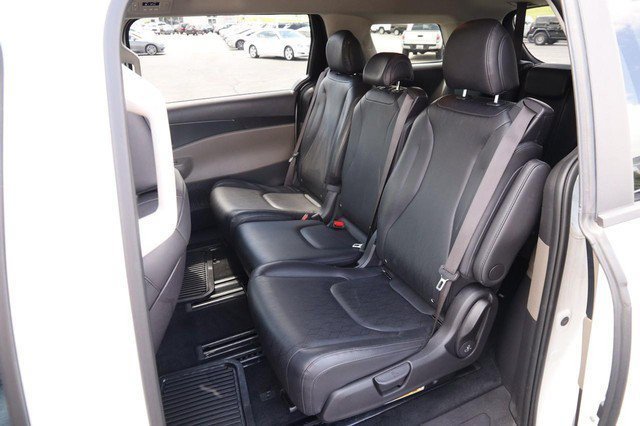 Used 2025 Kia Carnival FWD image 9