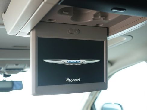 Used 2016 Chrysler Town & Country Touring-L FWD image 9
