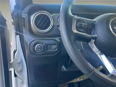 Used 2023 Jeep Gladiator Overland image 10