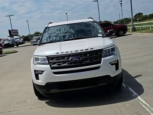 Used 2018 Ford Explorer XLT w/ Equipment Group 202A FWD image 3