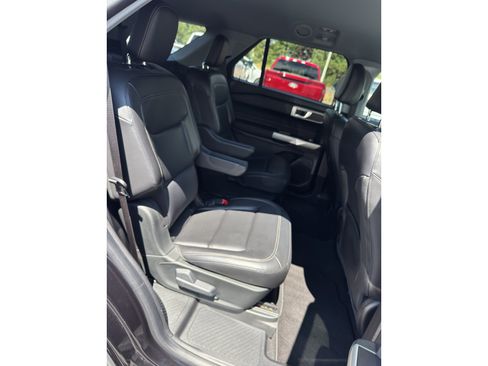 Used 2021 Ford Explorer XLT w/ Equipment Group 202A AWD/4WD image 13