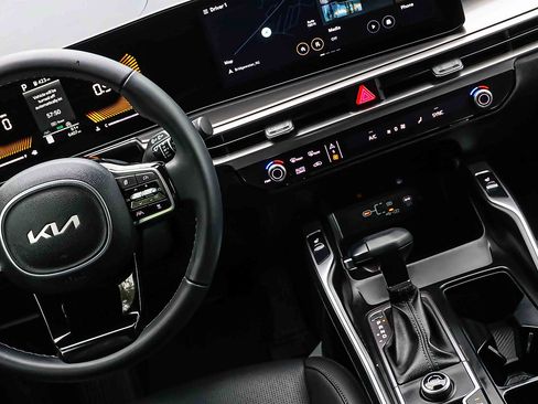 Certified 2025 Kia Sorento S FWD image 18