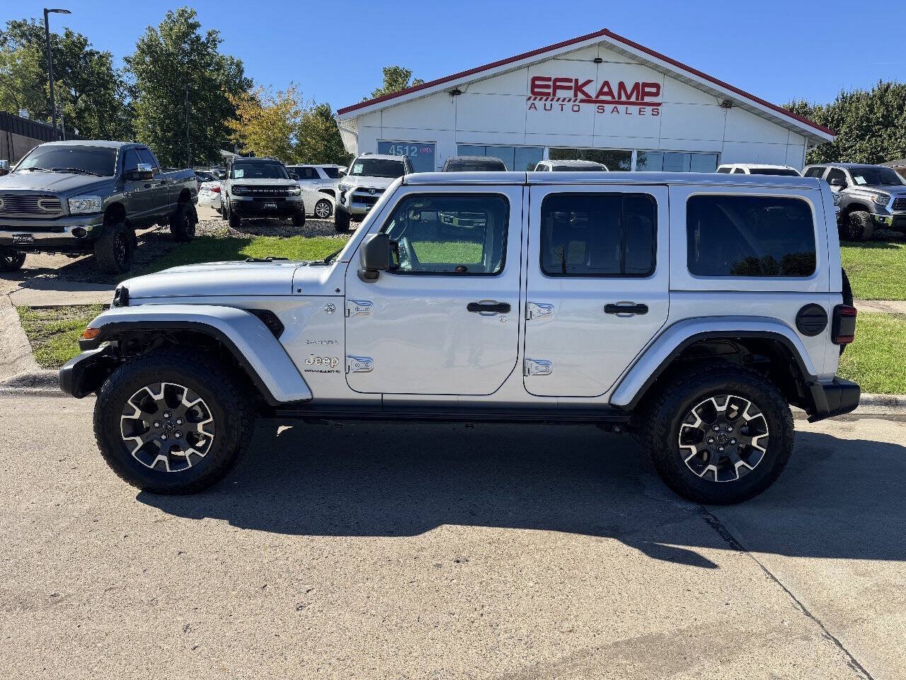 Used 2024 Jeep Wrangler Unlimited Sahara w/ Technology Group AWD/4WD image 2