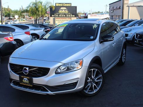 Used 2018 Volvo V60 T5 Cross Country image 2