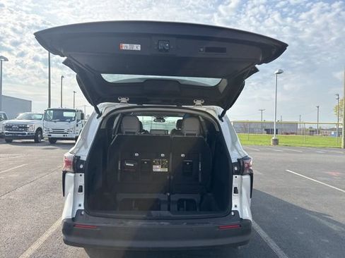 Used 2025 Toyota Sienna XLE w/ XLE Plus Package image 6