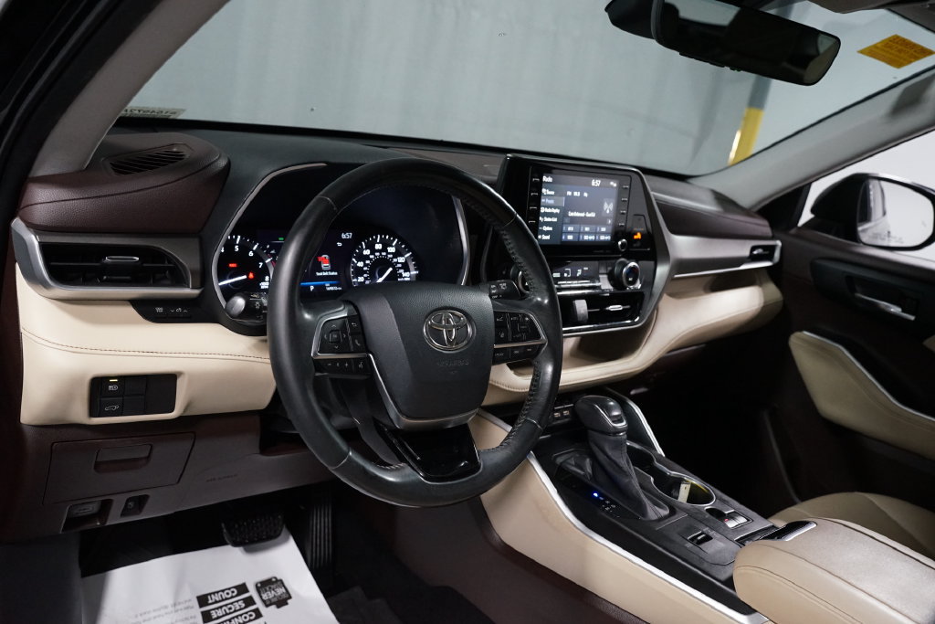 Used 2020 Toyota Highlander XLE FWD image 11