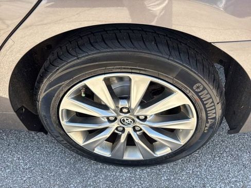 Used 2016 Toyota Camry XLE FWD image 5