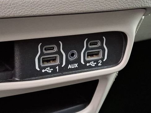 Used 2023 Chrysler Pacifica Touring-L FWD image 25