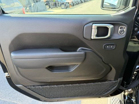 Used 2025 Jeep Gladiator Sport image 11