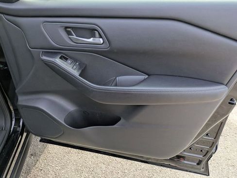 Used 2025 Nissan Rogue SV image 31