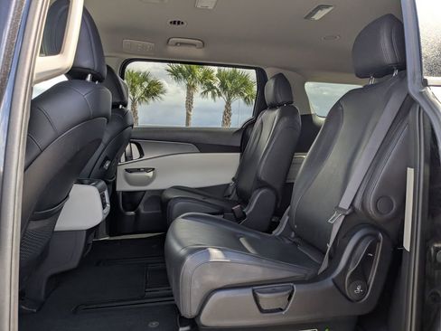 Used 2024 Kia Carnival LX FWD image 16